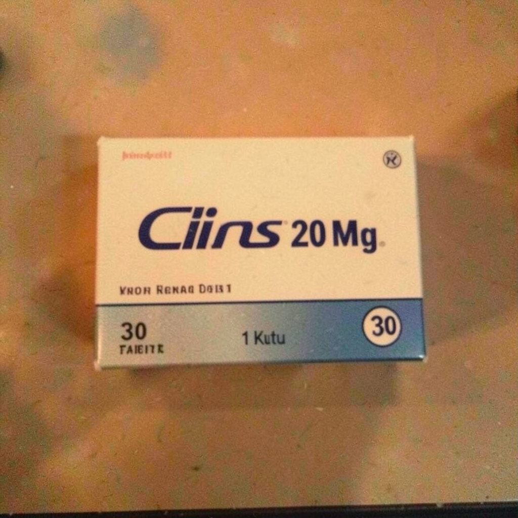 Analog film fotoğrafında 20 mg tablet paketinin yakın çekimi, koyu lacivert ve turuncu tonlar, hafif gren.