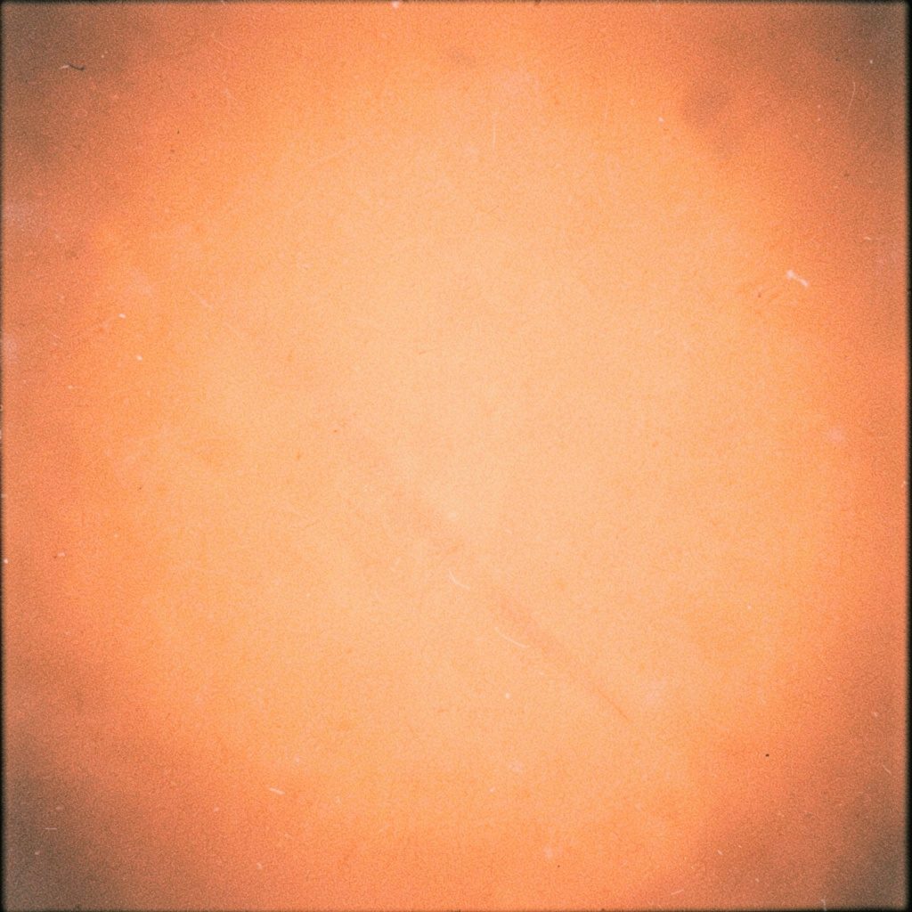 Analog film fotoğrafında eczanede fiyat etiketi detayı, sıcak kehribar ve bej tonları, görünür gren yapısı.